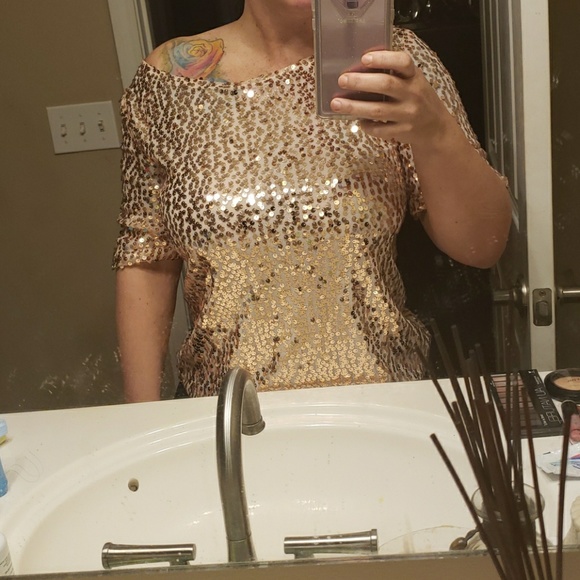 LAST ONE MEDIUM Gold Sequin Top - Picture 4 of 5